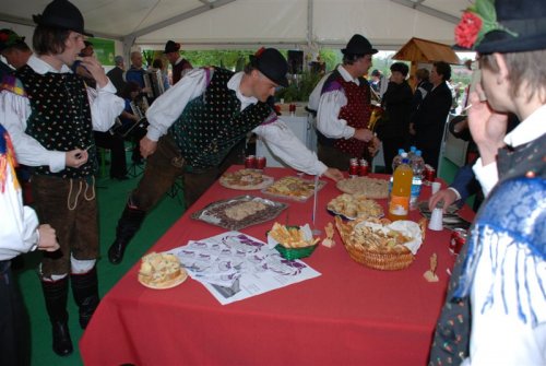 Tudi godbeniki so bili povabljeni na prigrizek